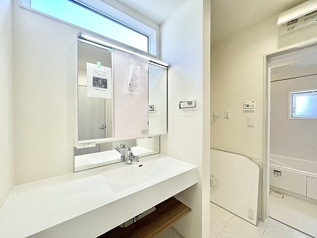 柔らかな朝の光を感じられる窓がついた洗面室