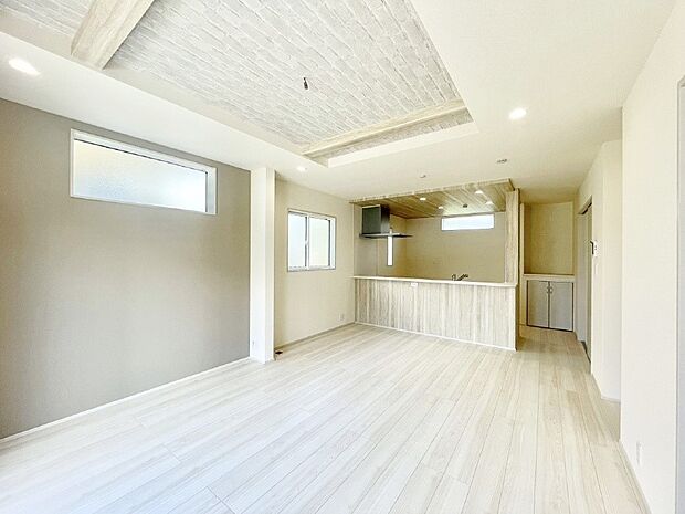 アクセントクロスがお洒落なダイニング。家族でのんびりくつろげる広々スペース。