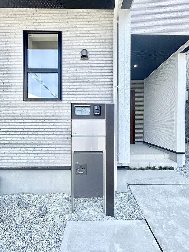 表札・インターホン・ポスト・宅配BOXをひとつに集約。エントランスになじむシンプルデザイン。