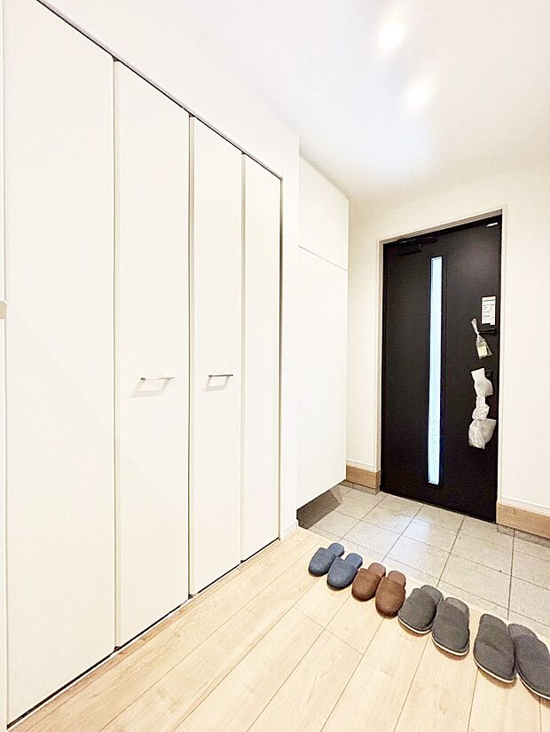 ガラススリットの入った玄関ドアが室内に光を届けてくれます