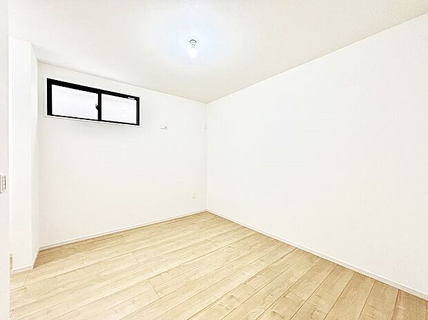 窓からのやさしい光が心地よいプライベートルーム