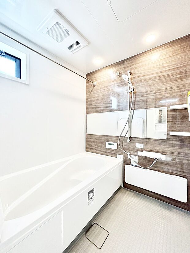 一日の疲れを癒してくれる明るい清潔感のあるバスルーム