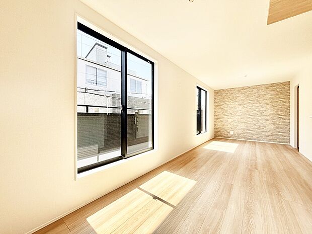 アクセントクロスがお洒落なダイニング。家族でのんびりくつろげる広々スペース。