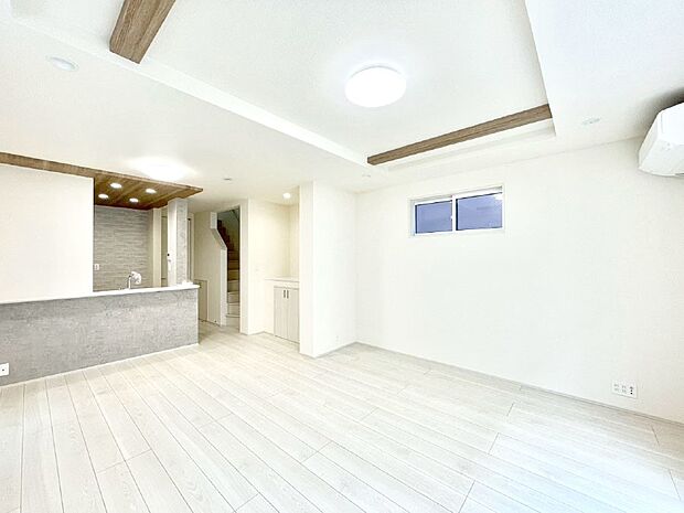 折上天井は立体的な奥行きがあるので、天井が広く見えて開放的な空間を演出できます。  
