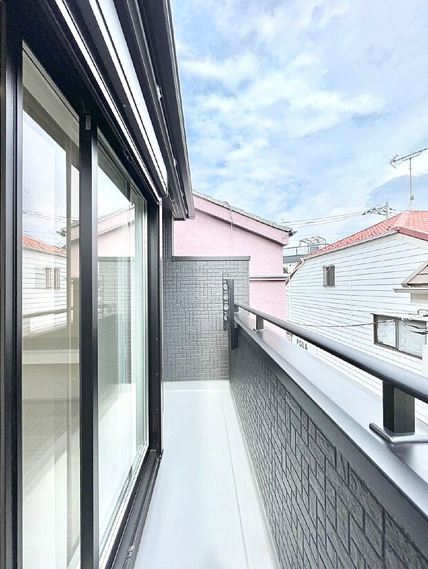 南向きのバルコニー!ご家族の洗濯物はもちろん、お布団もたっぷり干せます!