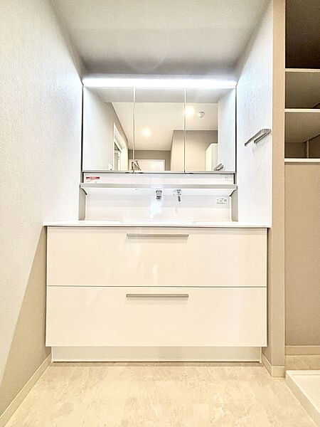 清潔感ある洗面化粧室で朝の身支度も快適
