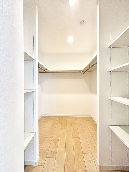 収納力あるウォークインクローゼット