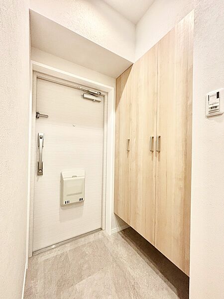 いつも気持ち良くご家族を迎えられる玄関収納付　　