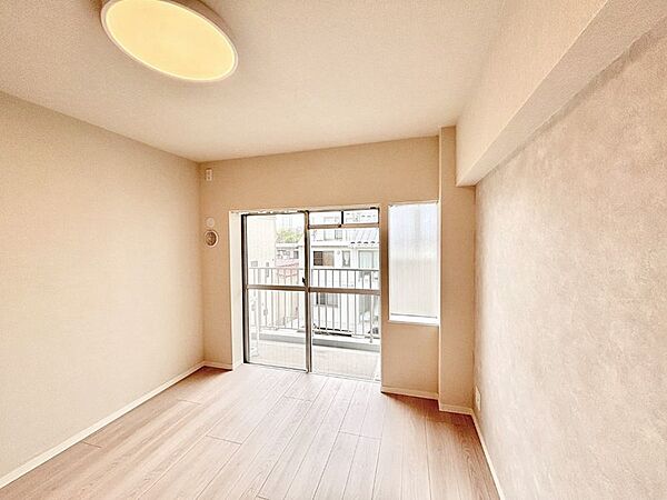 バルコニーに繋がるお部屋は開放感があります。　