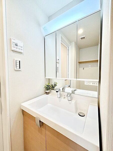 収納力と機能性に優れた洗面化粧台  　