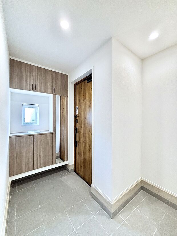 飾り棚を利用して、お越しいただくお客様をおもてなしできます。