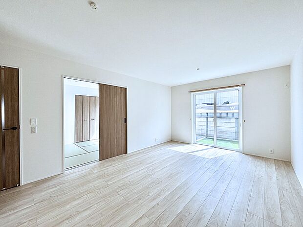 大きな窓からたっぷりの陽光と風を感じられるリビング