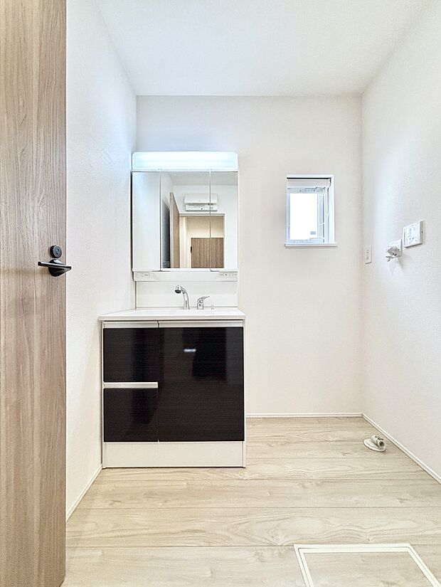 大きく見やすい三面鏡で清潔感ある洗面台は、身だしなみチェックや肌のお手入れにおすすめです。