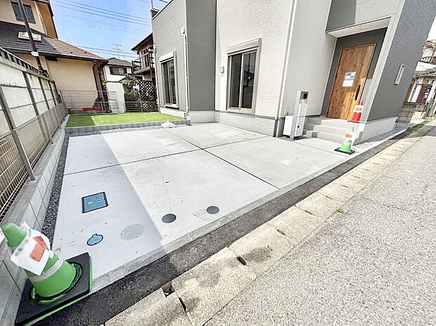 2台(車種による)駐車可!ご家族みんなの自転車も置ける広々カースペース。