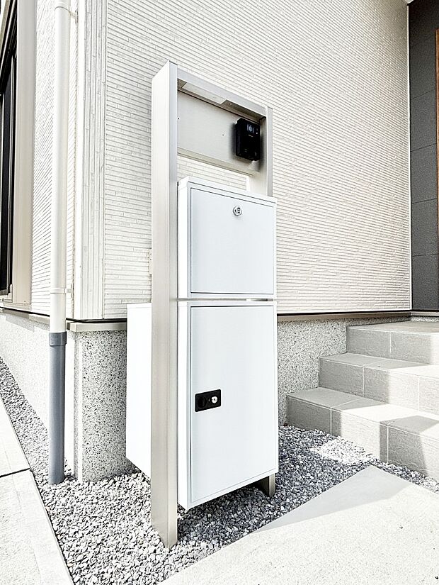 表札・インターホン・ポスト・宅配BOXをひとつに集約。エントランスになじむシンプルデザイン。