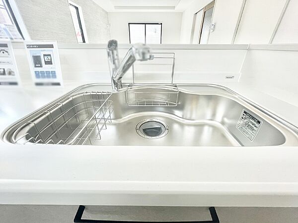 広々としたシンクでお料理やお皿洗いもラクラク快適に！