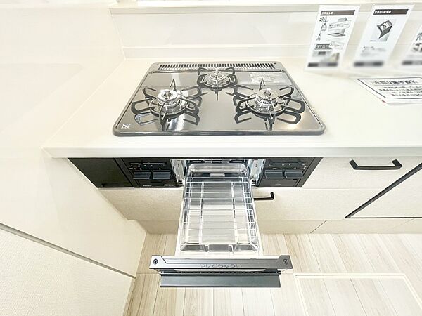 ガスコンロはＳｉセンサー搭載。火力調節や焦げ付き・消し忘れも防いでくれます。