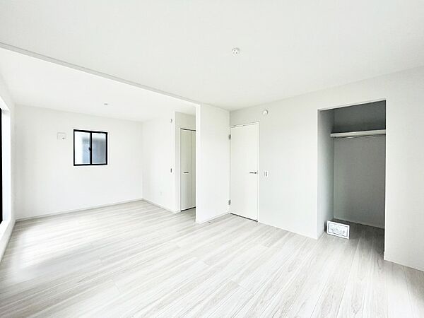 ライフスタイルに合わせて2部屋として利用できる広々とした洋室。