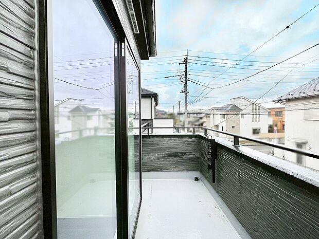 2部屋にまたがる広いバルコニー。晴れた日には洗濯物も気持ちよく干せそうですね。