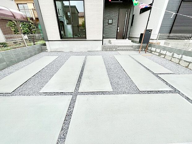 目の前が駐車場だと雨の日も大量にお買い物をした時も便利ですね