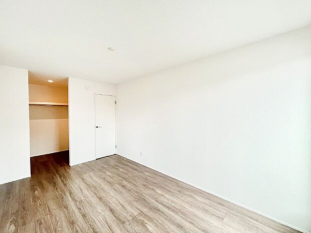 ウォークインクローゼットがあるお部屋!季節ごとの入れ替えも不要で便利です。