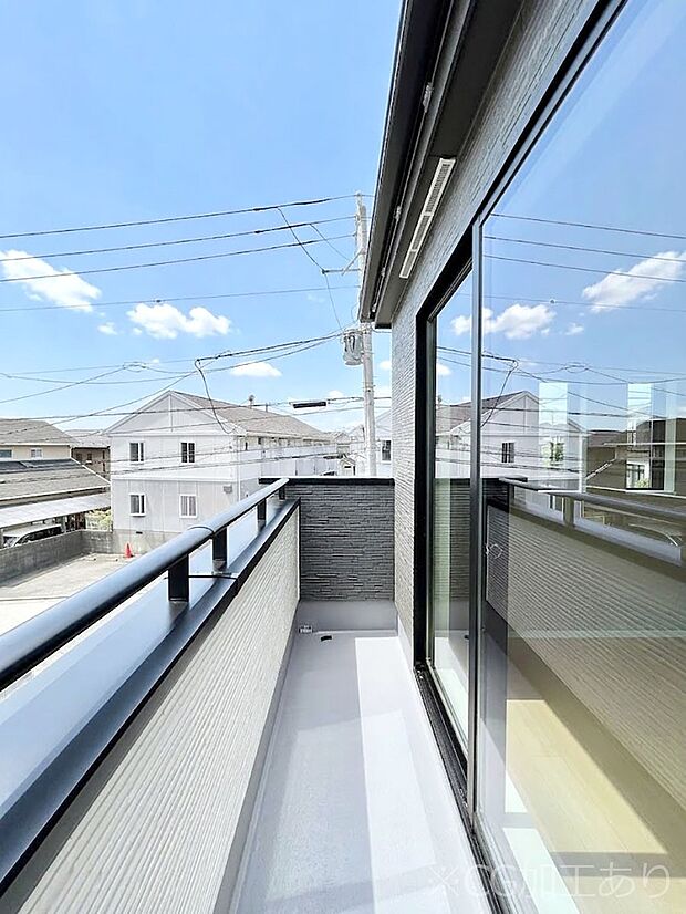南向きのバルコニー!ご家族の洗濯物はもちろん、お布団もたっぷり干せます!