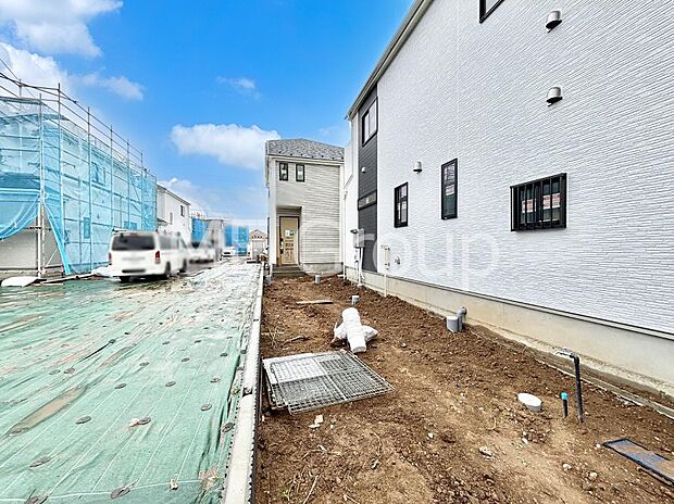 シンプルで落ち着きのある建物は住むかたの個性でオリジナルなものになっていきます。 