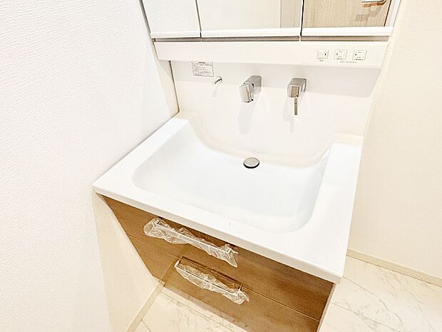 ハンドシャワー付き！使いやすい洗面台。