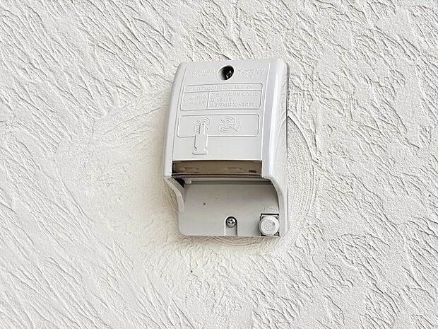 高圧洗浄機やエアーコンプレッサーなどの使用時に便利な外コンセント