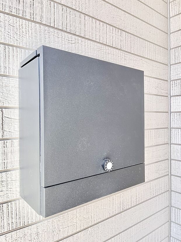 シンプルデザインのポスト。