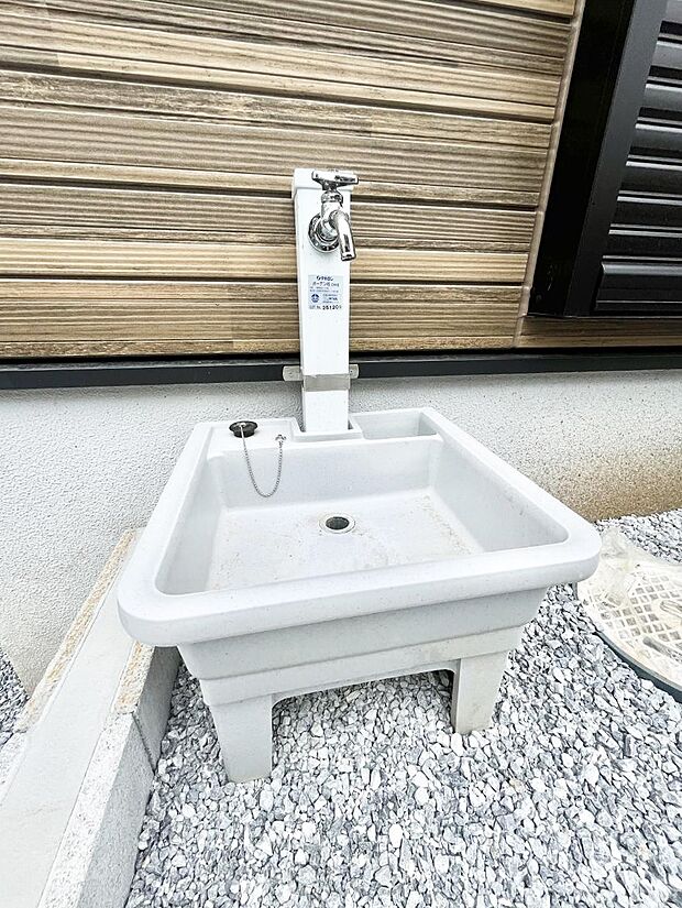 外水栓があると、庭のお手入れやちょっとした手洗い・洗車に便利です!