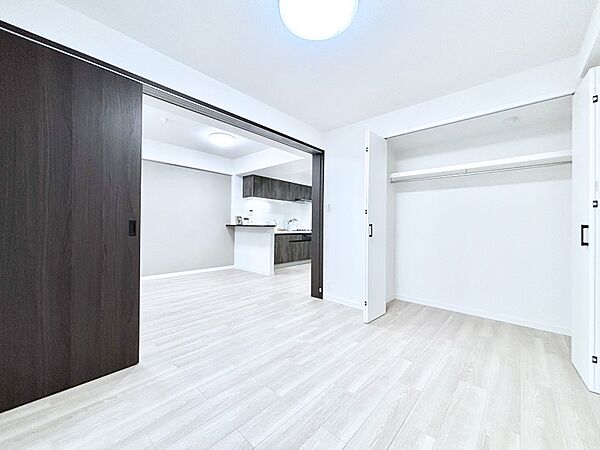 リビングに隣接した洋室。引き戸を開放するとリビングと繋がる憩いの空間に変身！