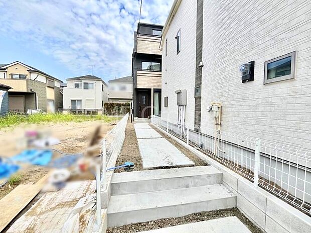 奥まった地形は、車道に面しておらず、静かでプライベート感を味わえる立地です。