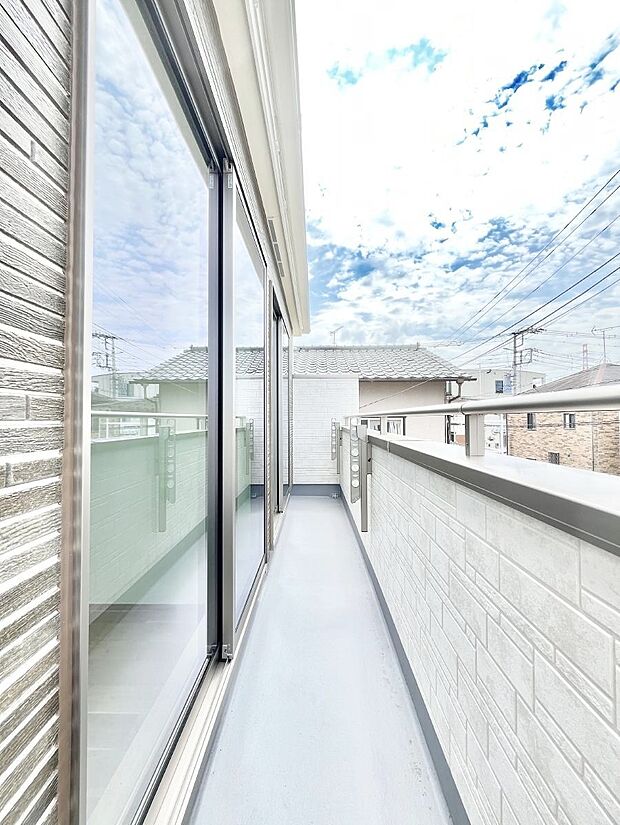 暖かな陽光が降り注ぐバルコニーはお洗濯におすすめ。爽やかな風も心地よいです。