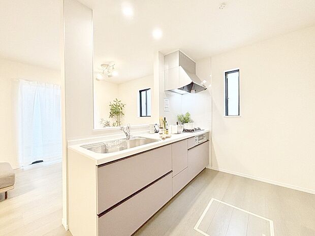 爽やかな風が通り抜けるキッチン。窓があるので明るく換気にも役立ちます。