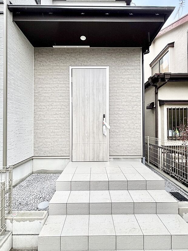 大切な家族、来客を出迎える玄関。