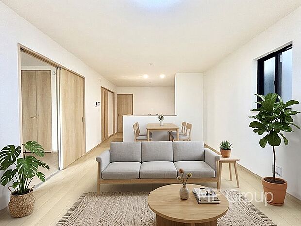 ご家族の賑やかな話し声で包まれる明るいリビング ※家具はCGです