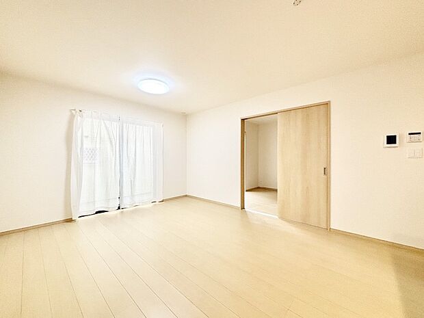 明るい陽光が注ぎ、寛ぎの雰囲気に満たされるリビング・ダイニング。