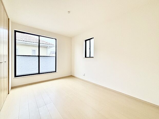 明るいバルコニーサイドに洋室を設置。目覚めの良い寝室に。