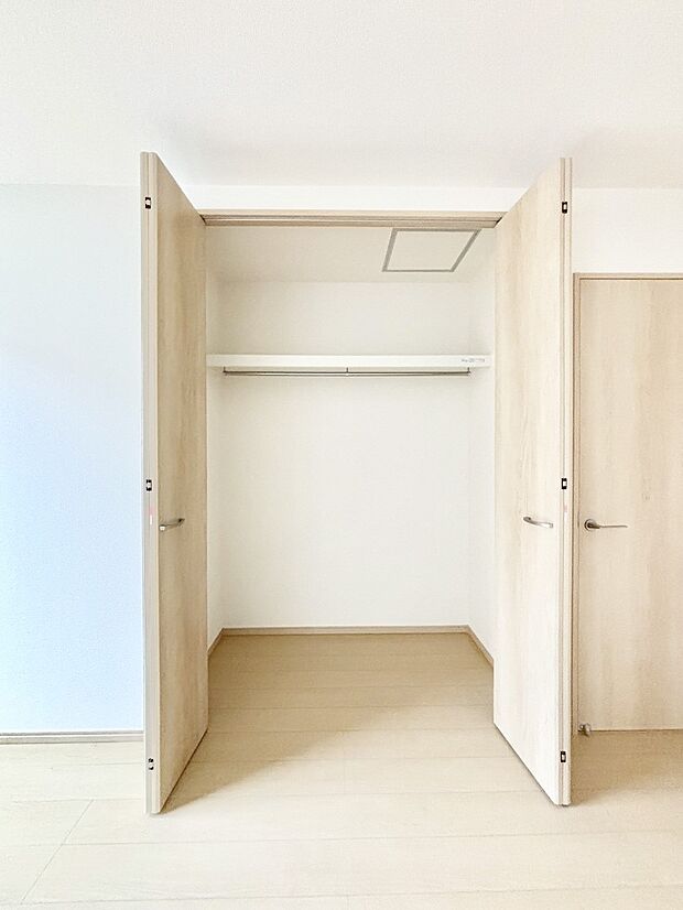 洋室のクローゼット。奥行きがあるので厚手の衣類もすっきり収まります。