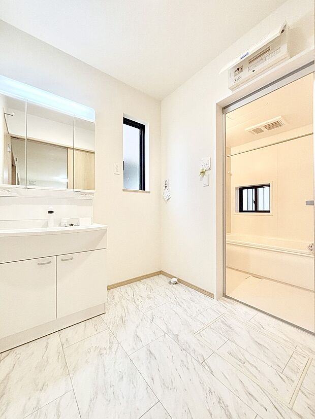 窓のある明るいランドリースペース