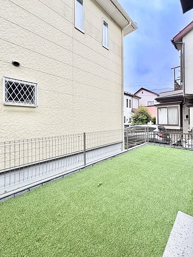 プランターを並べて季節のお花を楽しめるお庭付き。