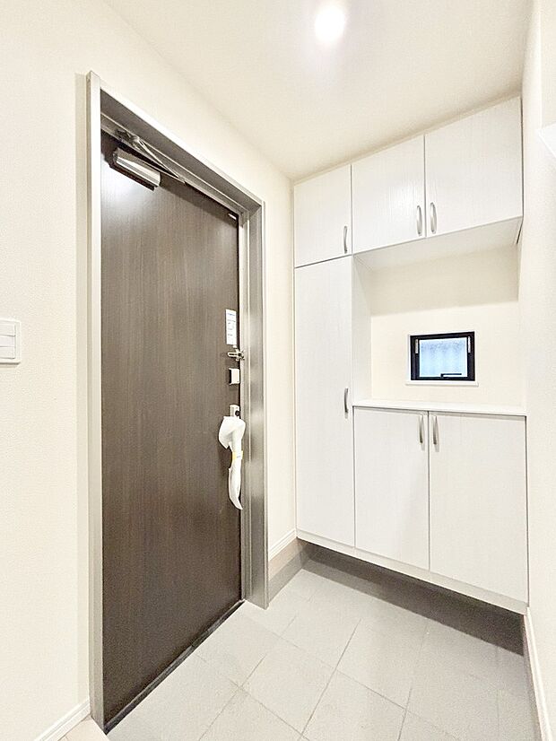 明るい玄関はお客様をお出迎えするのにぴったりです！ 