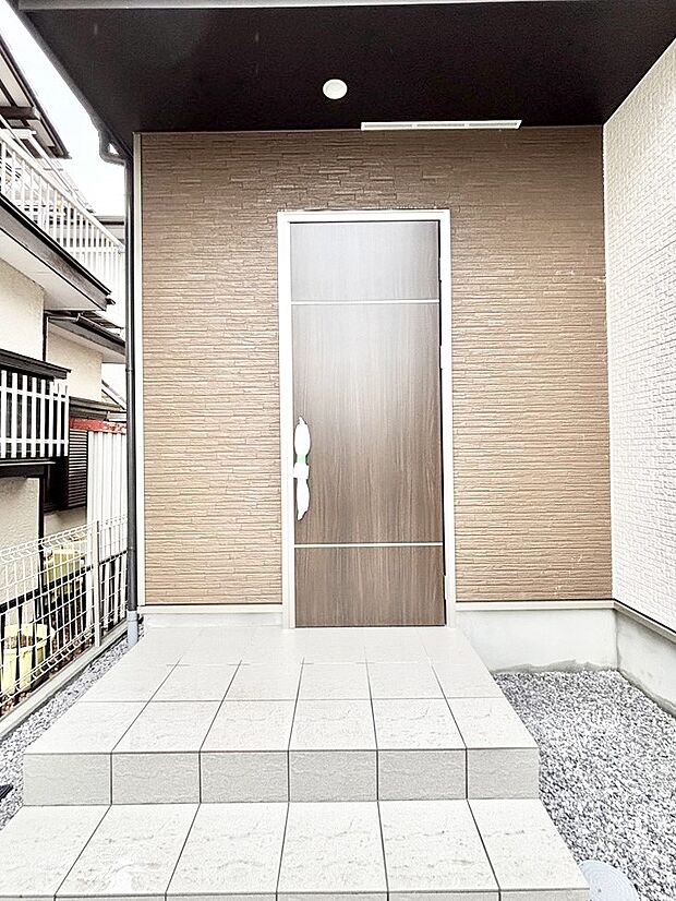 大切な家族、来客を出迎える玄関。