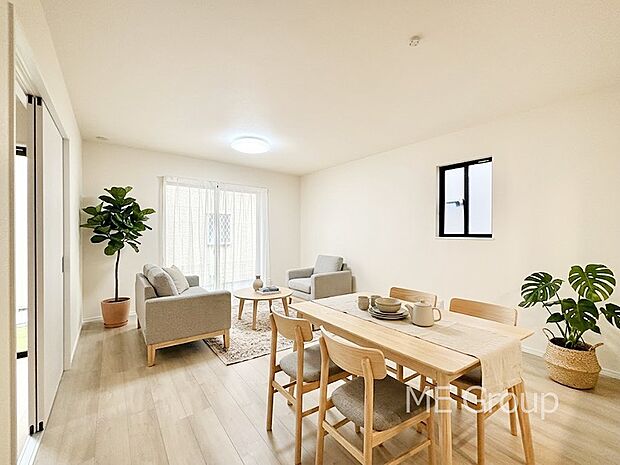 ご家族の賑やかな話し声で包まれる明るいリビング  ※家具はCGです