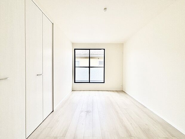 明るいバルコニーサイドに洋室を設置。目覚めの良い寝室に。 