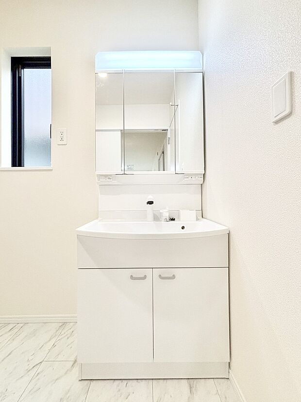 三面鏡の裏に、化粧品や衛生用品などを収納可能。洗面台をすっきりと保ちます！  