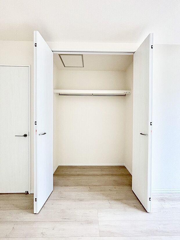 洋室のクローゼット。奥行きがあるので厚手の衣類もすっきり収まります。