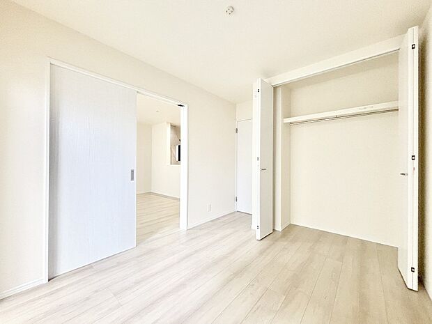 リビング隣接の洋室は個室としても利用できます