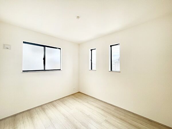 2面採光で気持ちよく自然光が取り入れられるのでお子様のお部屋にもピッタリ
